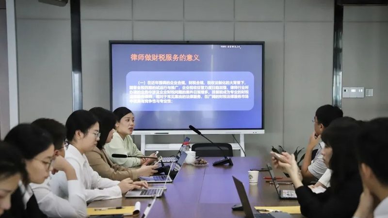 虽然一般情况下法人需到场，但在以下特殊情况下，法人可以委托他人办理：
